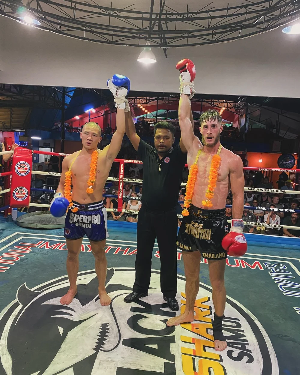 PM PAYU fighter with supporters at Phetch Buncha stadium