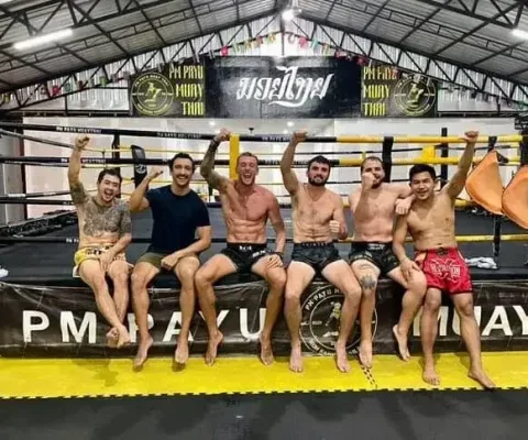 Group of trainees sitting on the ring at PM PAYU Muaythai, Koh Samui