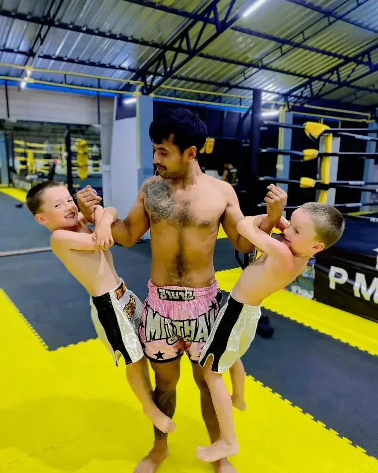 Kru Kong lifting two kids after class at PM PAYU Muaythai