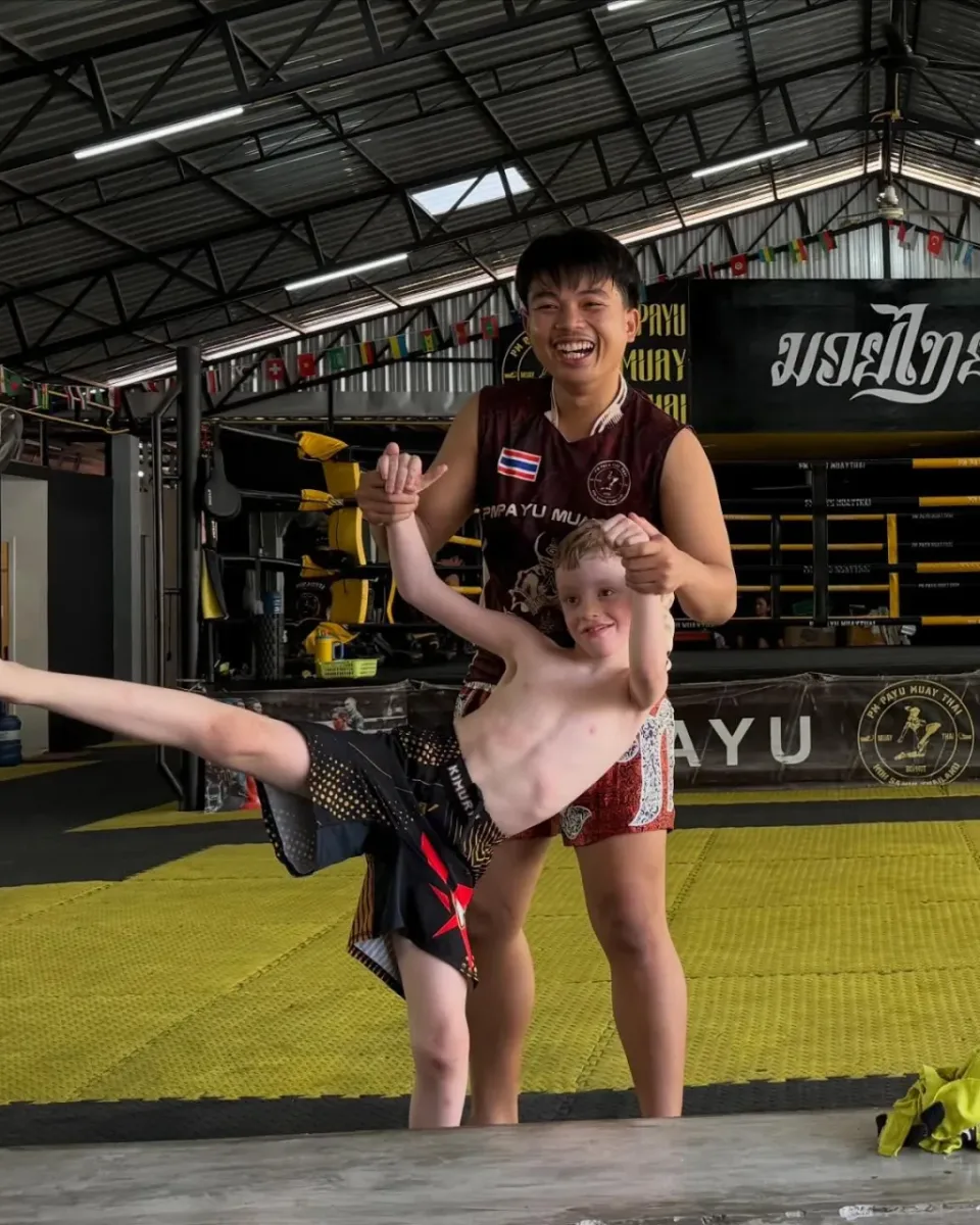 Kru Petch training with a kid at PM PAYU Muaythai