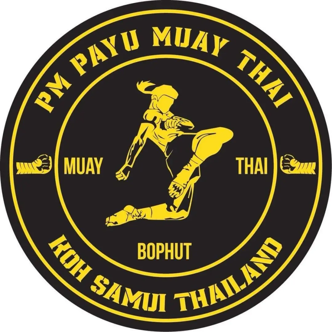 โลโก้ PM Payu Muaythai ที่บ่อผุด เกาะสมุย ประเทศไทย