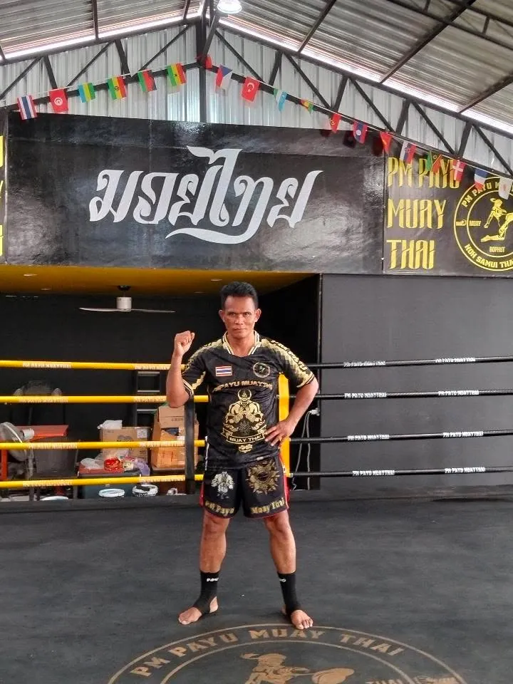 Kru Aea posing beside the ring at PM PAYU Muay Thai, Koh Samui