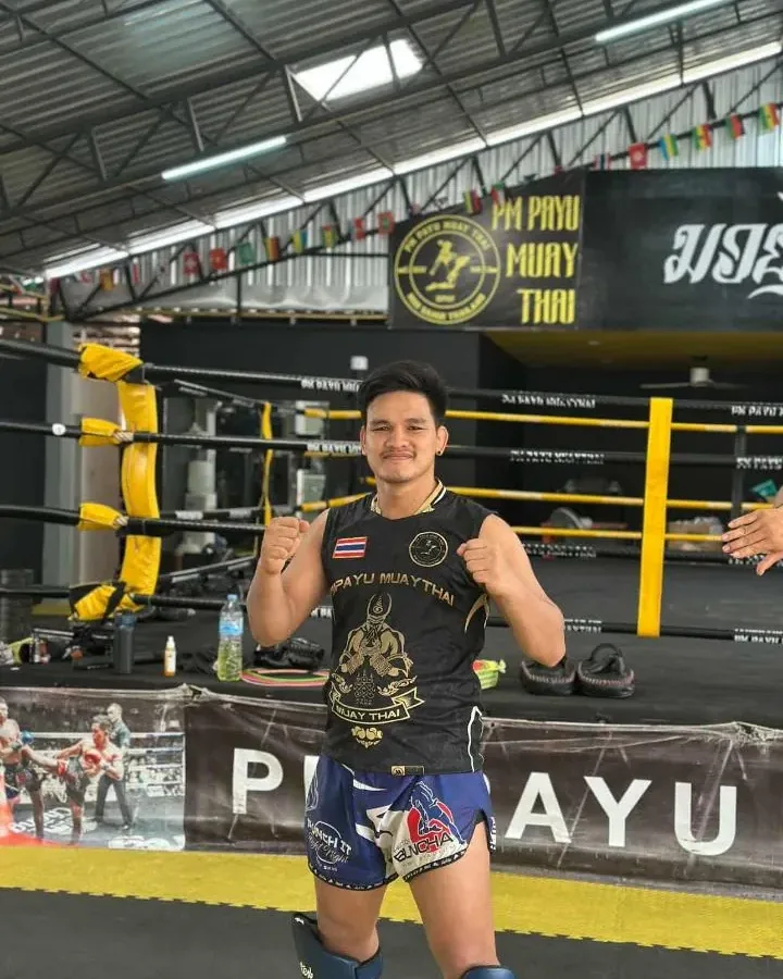 Kru Gomin in yellow gloves at PM PAYU Muaythai, Koh Samui