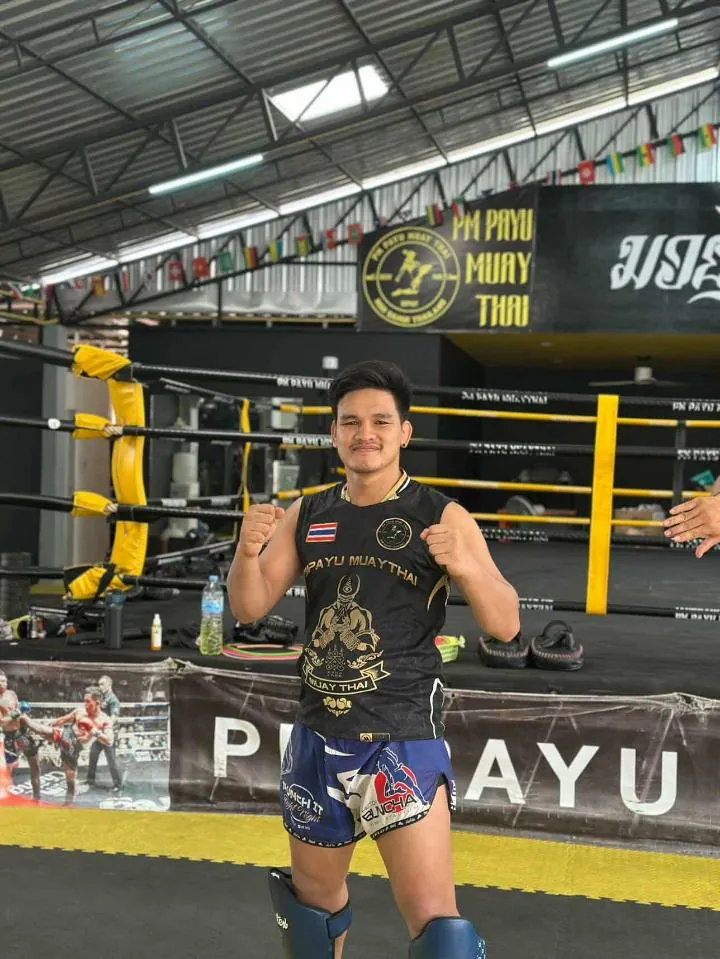 Kru Kobin in yellow gloves at PM PAYU Muay Thai, Koh Samui
