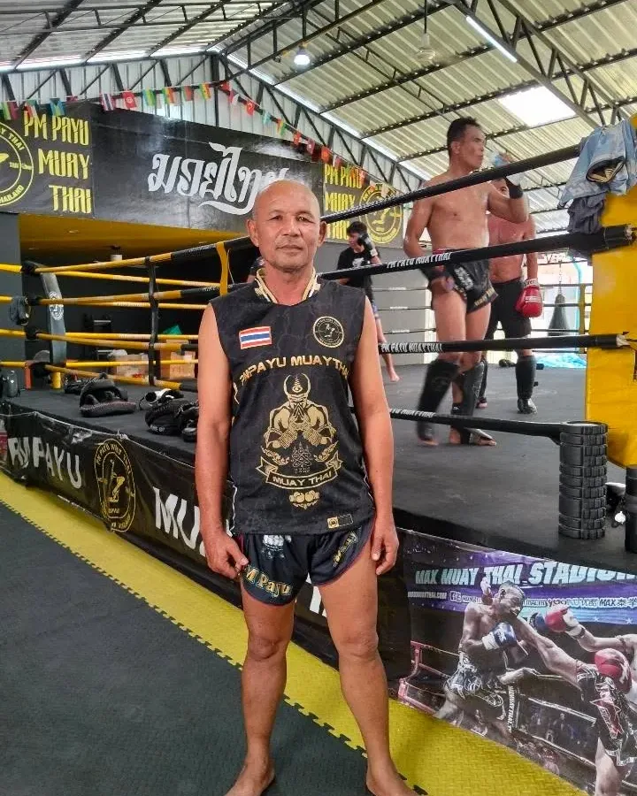 Kru Kot in front of the ring at PM PAYU Muaythai, Koh Samui