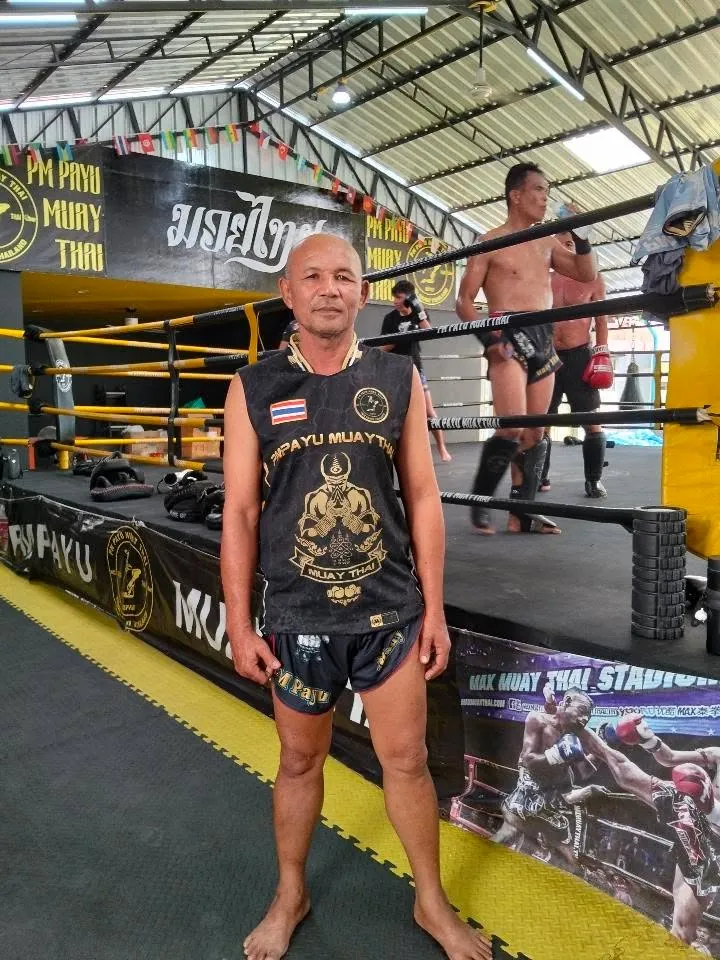 Kru Kot in front of the ring at PM PAYU Muay Thai, Koh Samui