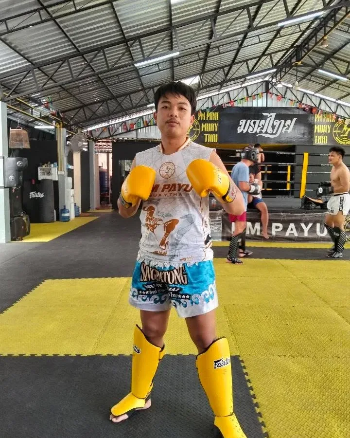 Kru Petch standing in the ring at PM PAYU Muaythai, Koh Samui